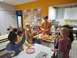 Petits Malins et Loups préparent de la soupe pour la marche Adeps.