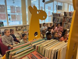 Les détectives découvrent la bibliothèque.